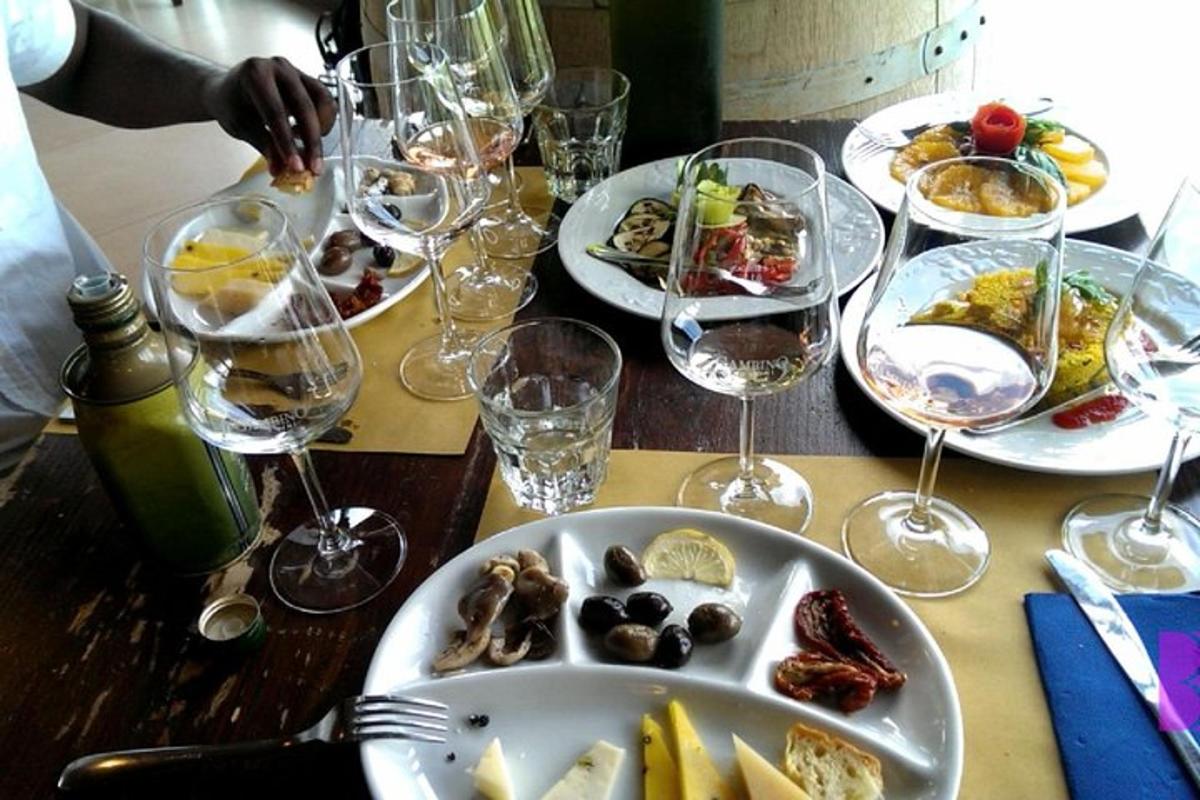una mesa con platos de comida y copas de vino