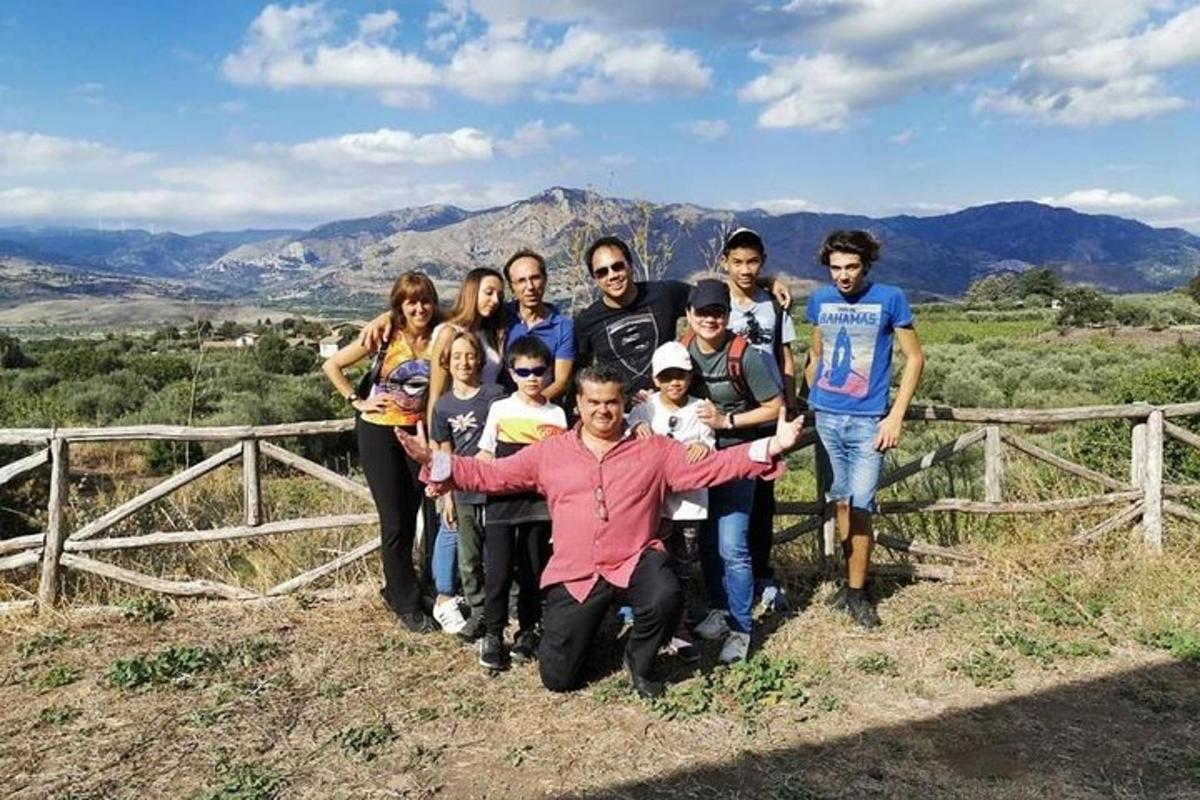 Un grupo de personas posando para una foto en una montaña.