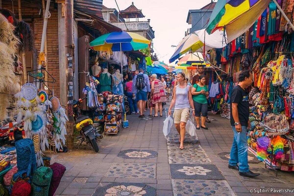 um grupo de pessoas caminhando pela rua em um mercado