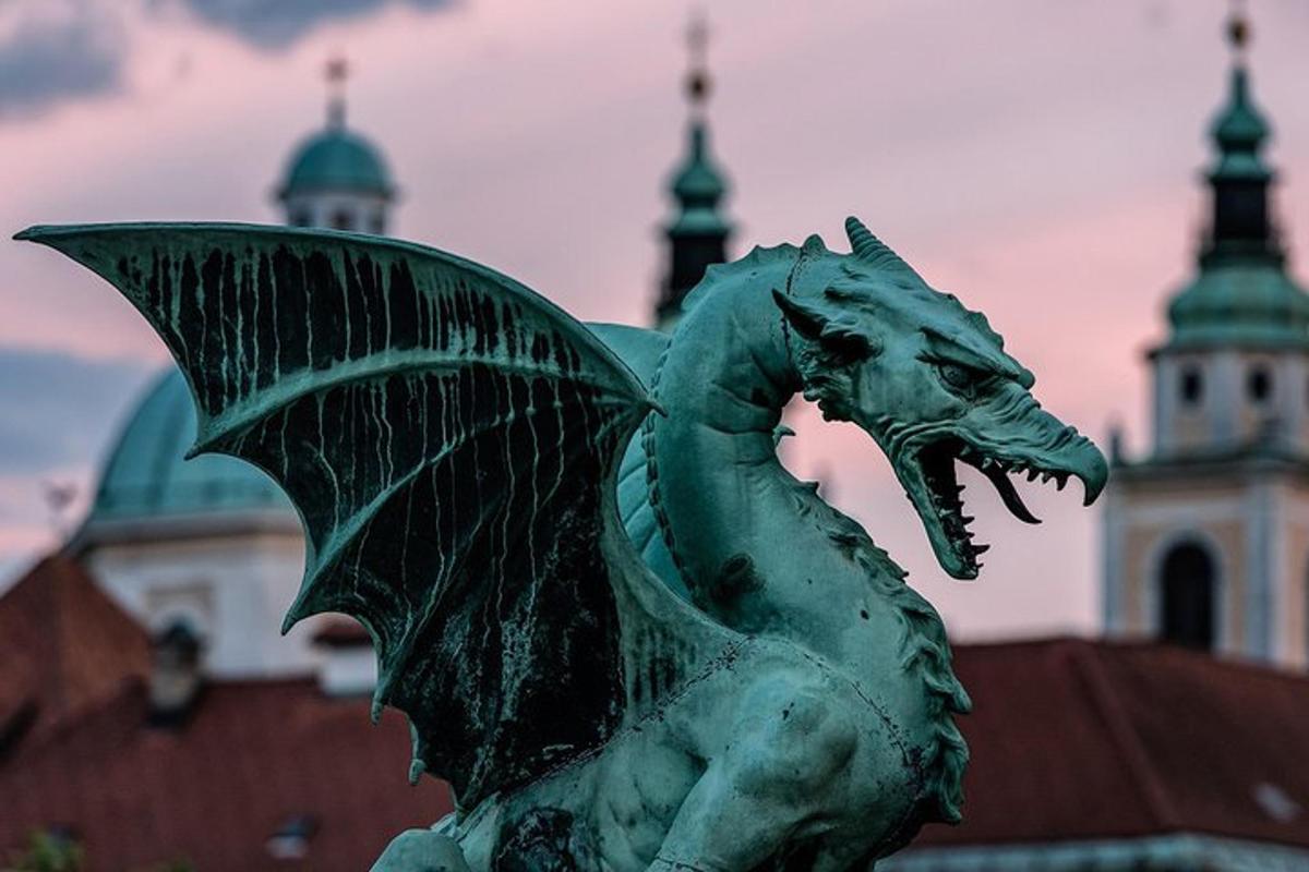 o statuie a unui dragon verde în fața unei clădiri