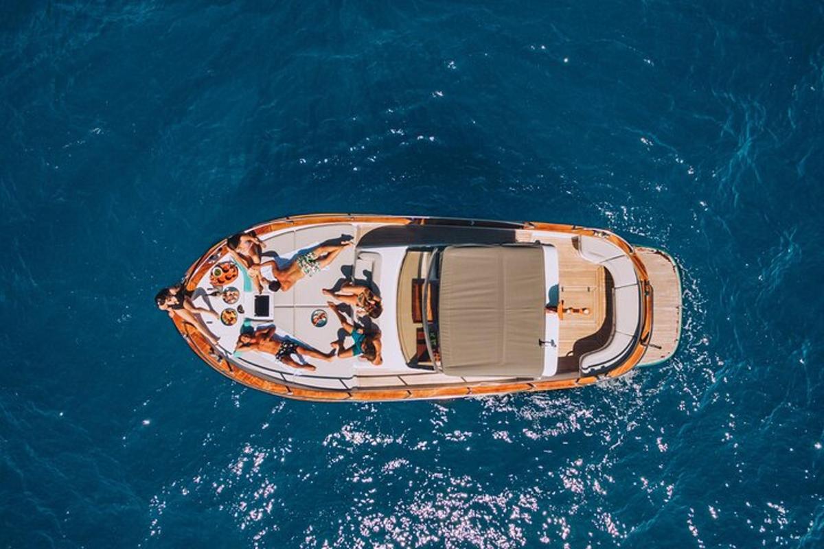 una vista dall'alto di una barca in acqua