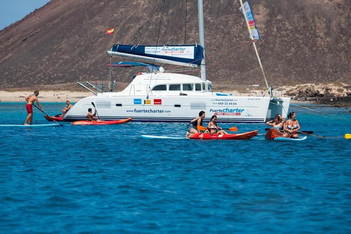 un gruppo di persone in kayak in acqua accanto a una barca