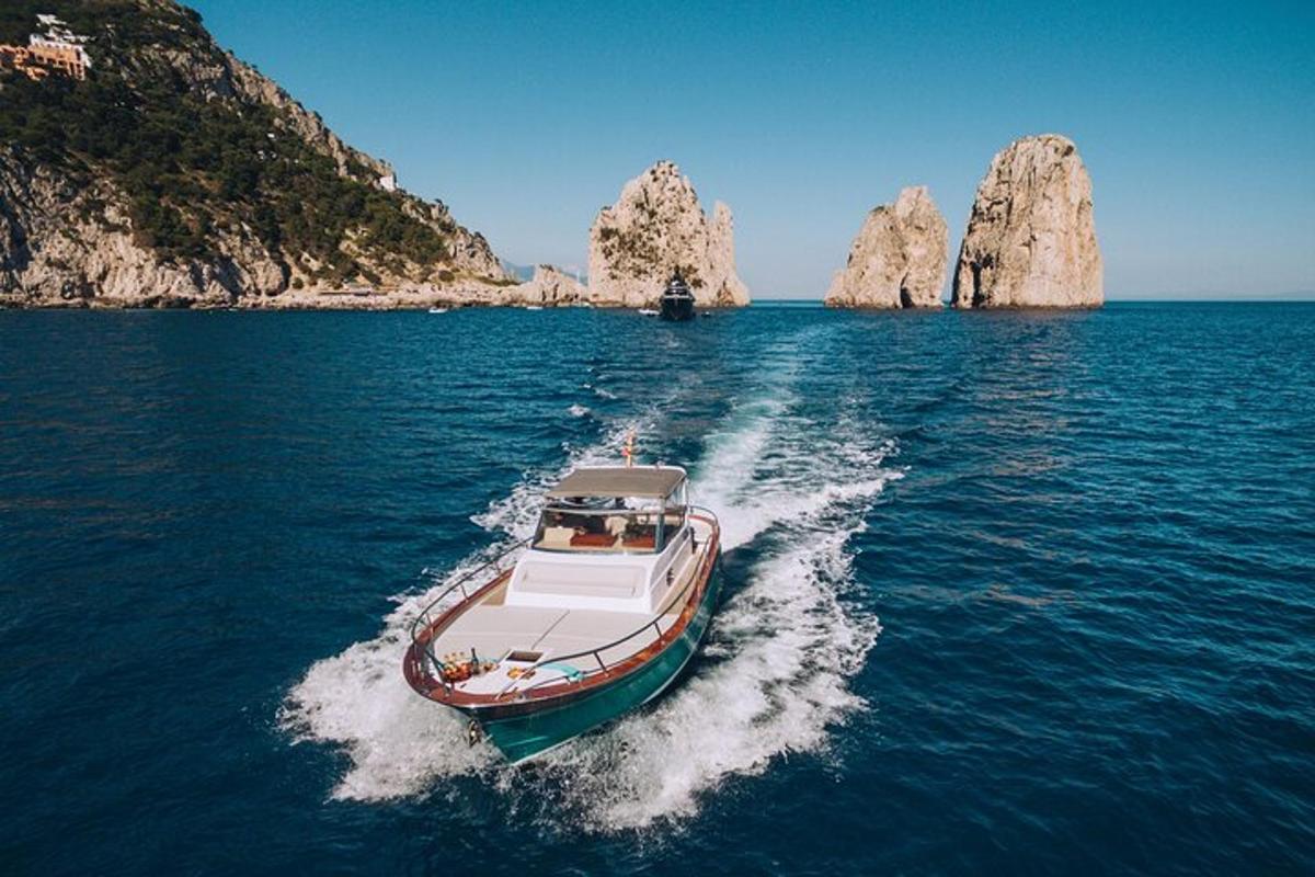 una barca in acqua con rocce sullo sfondo
