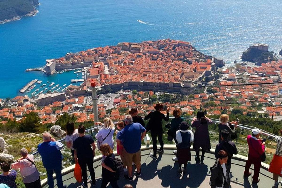 Hópur fólks horfir á borgina Dubrovnik