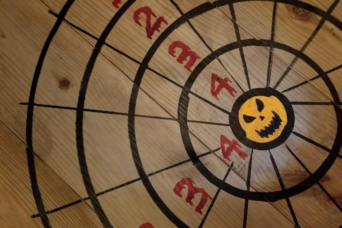 papan panah dengan wajah tersenyum di atasnya