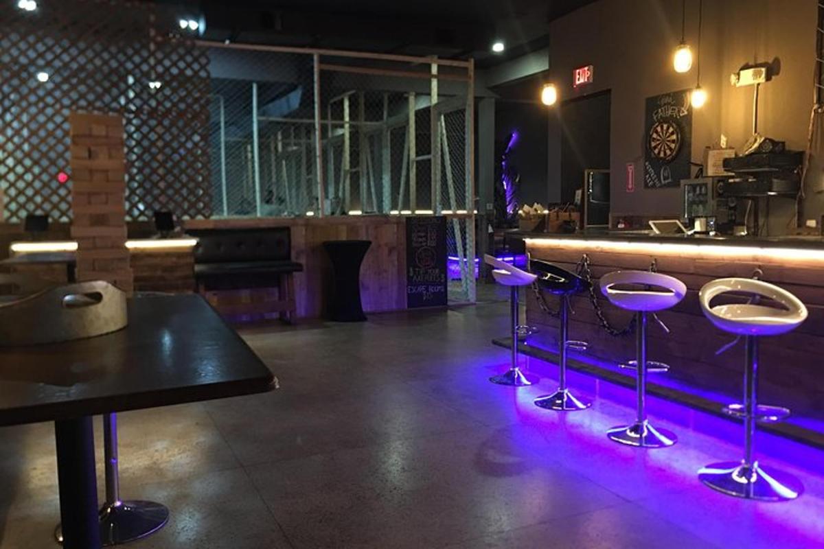 sebuah bar dengan lampu ungu di sebuah ruangan
