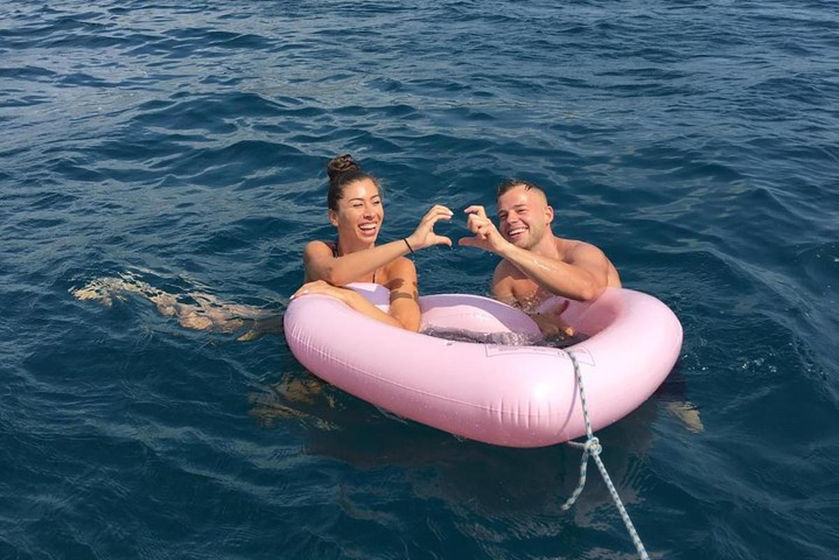 een man en een vrouw in het water in een vlot