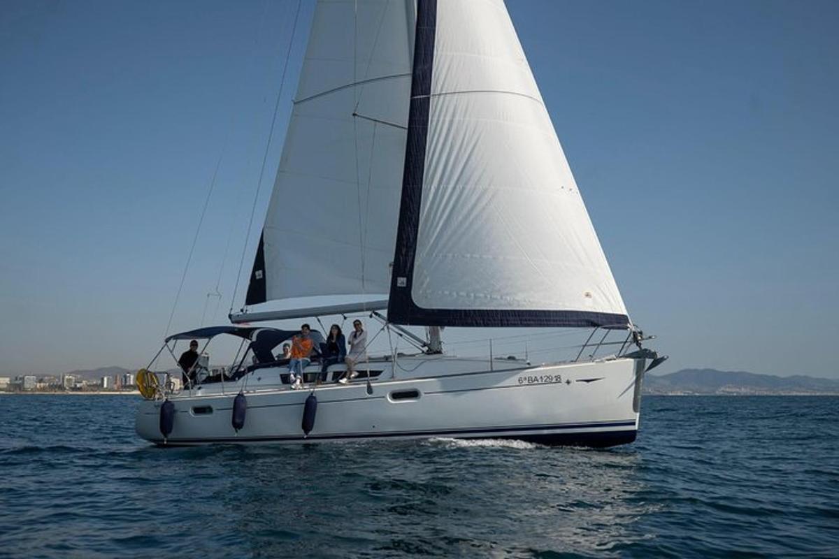een groep mensen op een zeilboot in het water