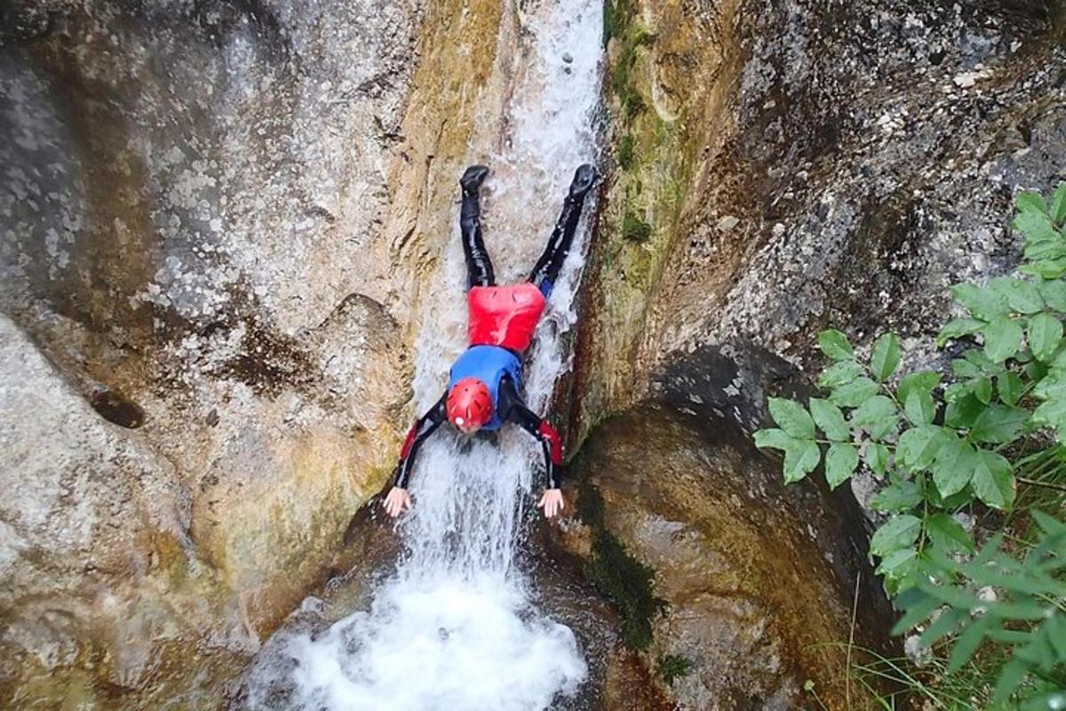 osoba ležící na vrcholu vodopádu