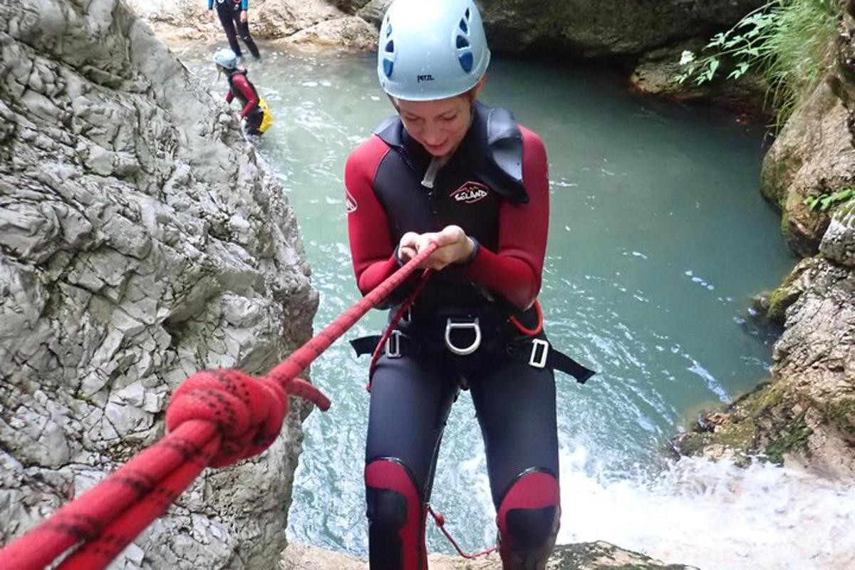 Žena v neoprenovém obleku tahá za lano