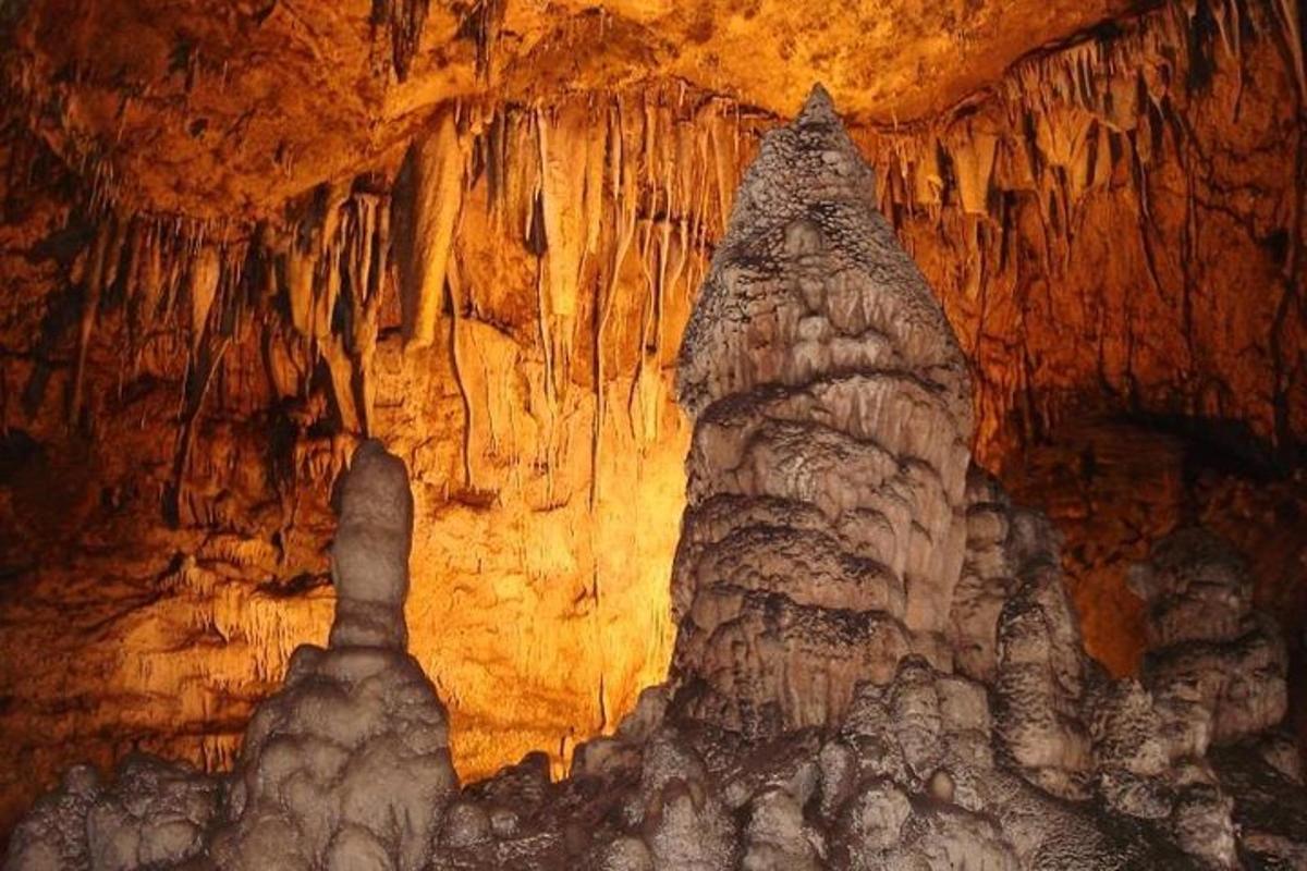 sebuah gua dengan formasi batuan di dalamnya