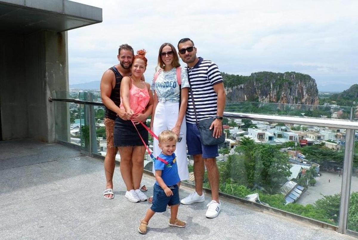 rodina pózující pro fotografii na vrcholu věže