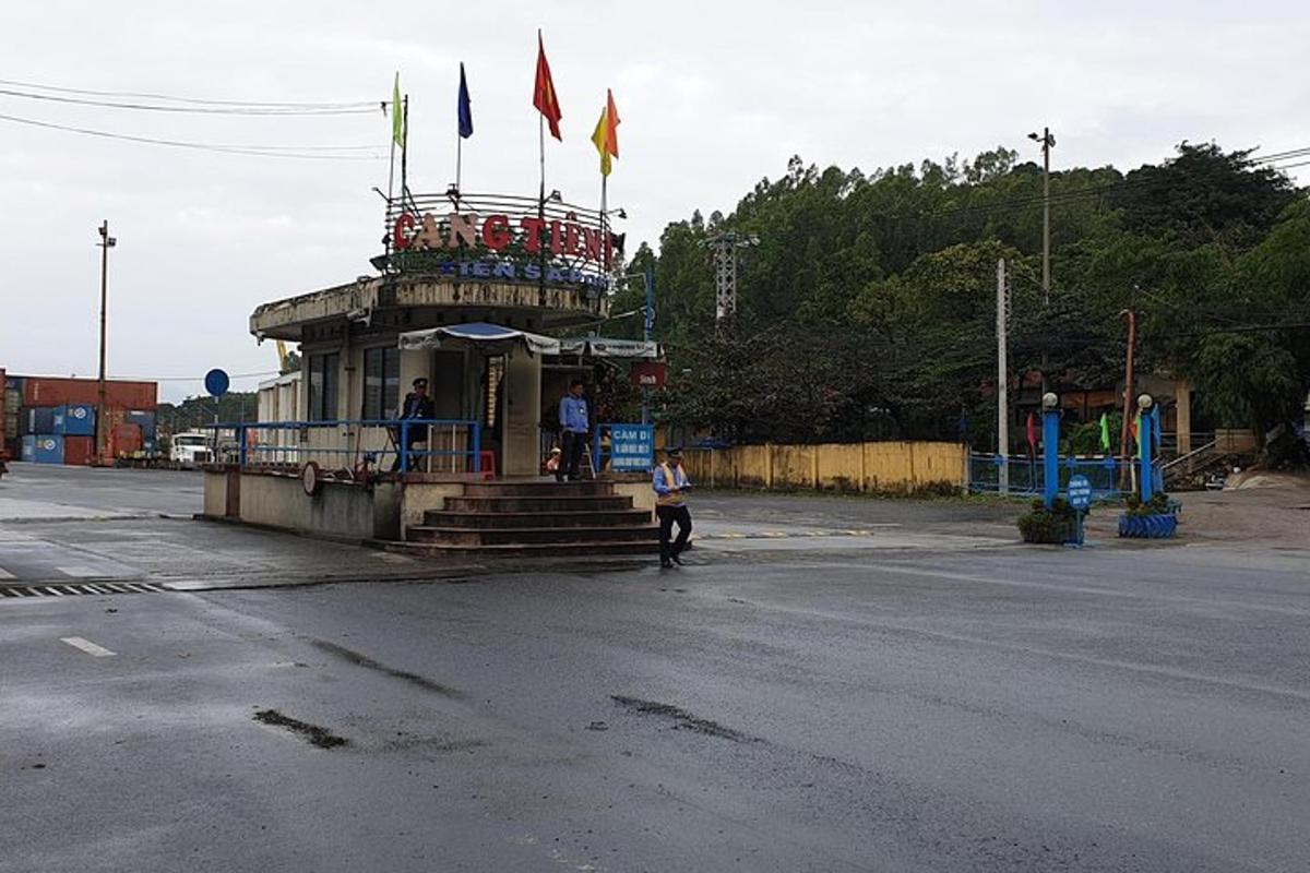 stavba z zastavami na vrhu na ulici