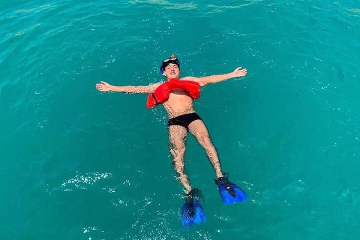 žena plovoucí ve vodě v oceánu