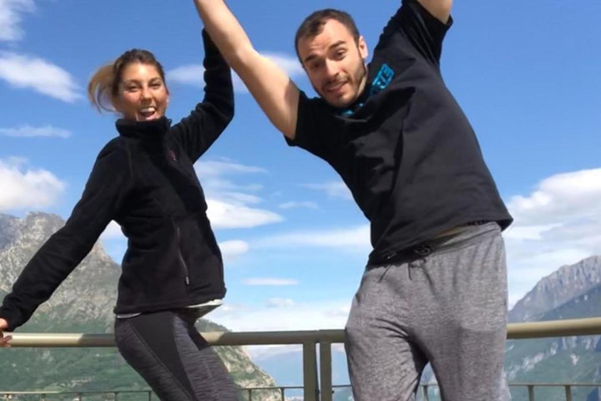 Un hombre y una mujer sosteniendo sus manos en el aire