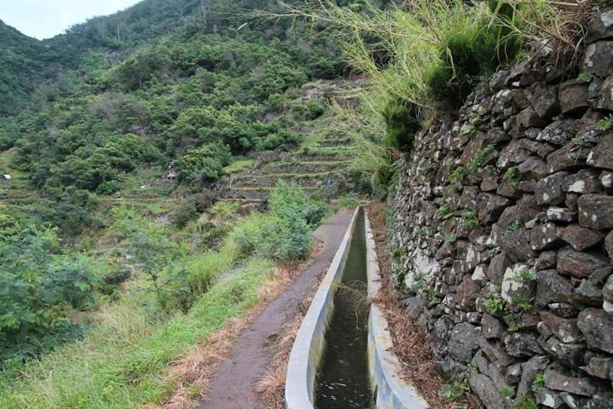 丘の上の石垣のある未舗装道路