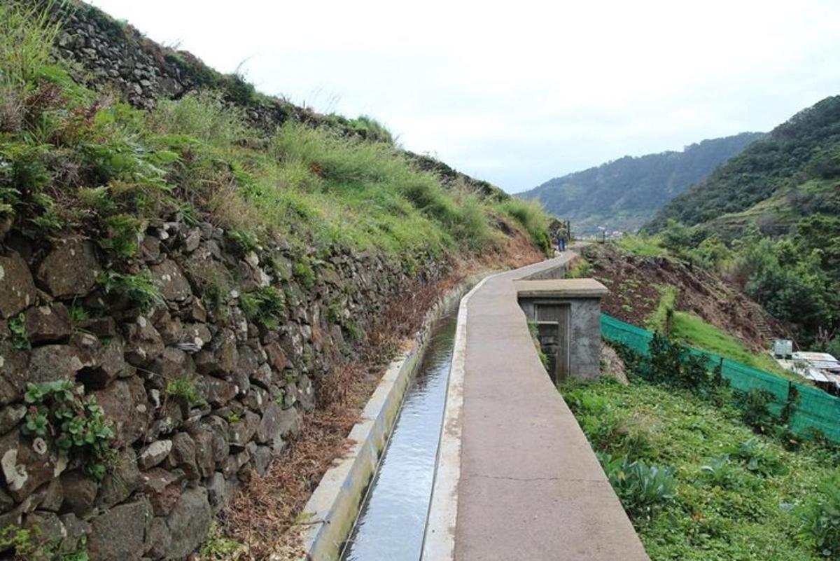 jalan di atas bukit bersebelahan dengan tembok batu