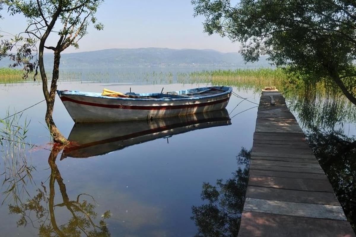 loď kotvící na vodě vedle mola