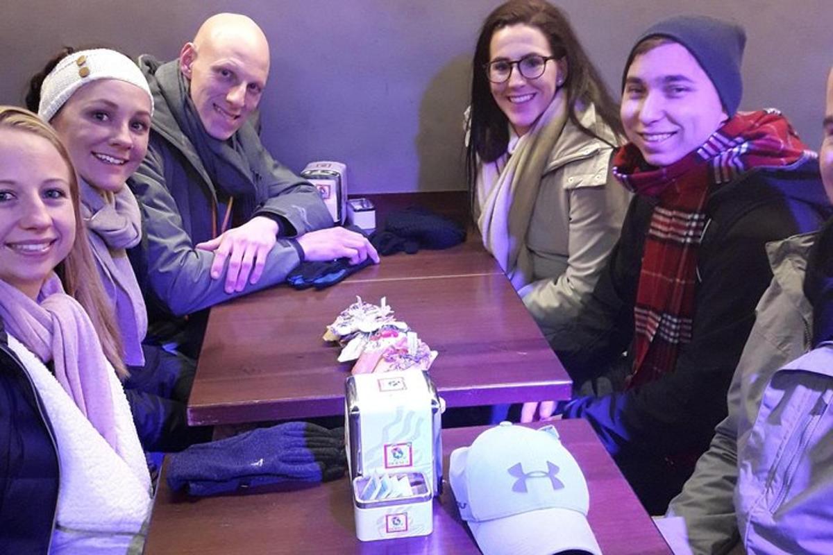laua ümber istuv grupp inimesi