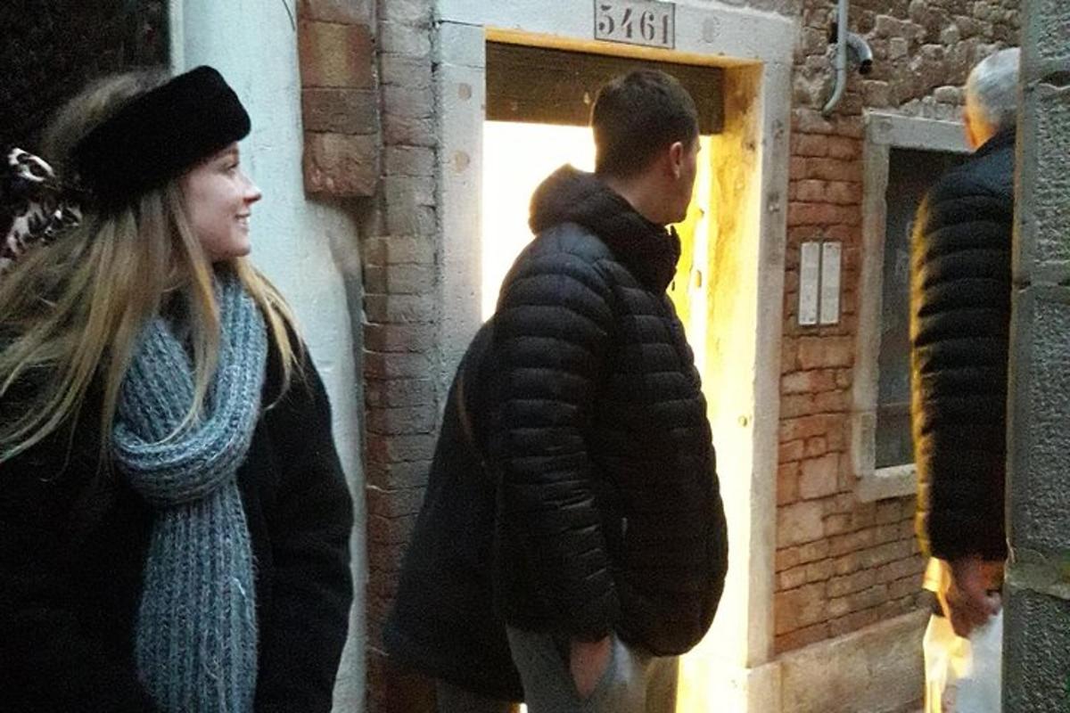 mees ja naine seisavad ukse taga