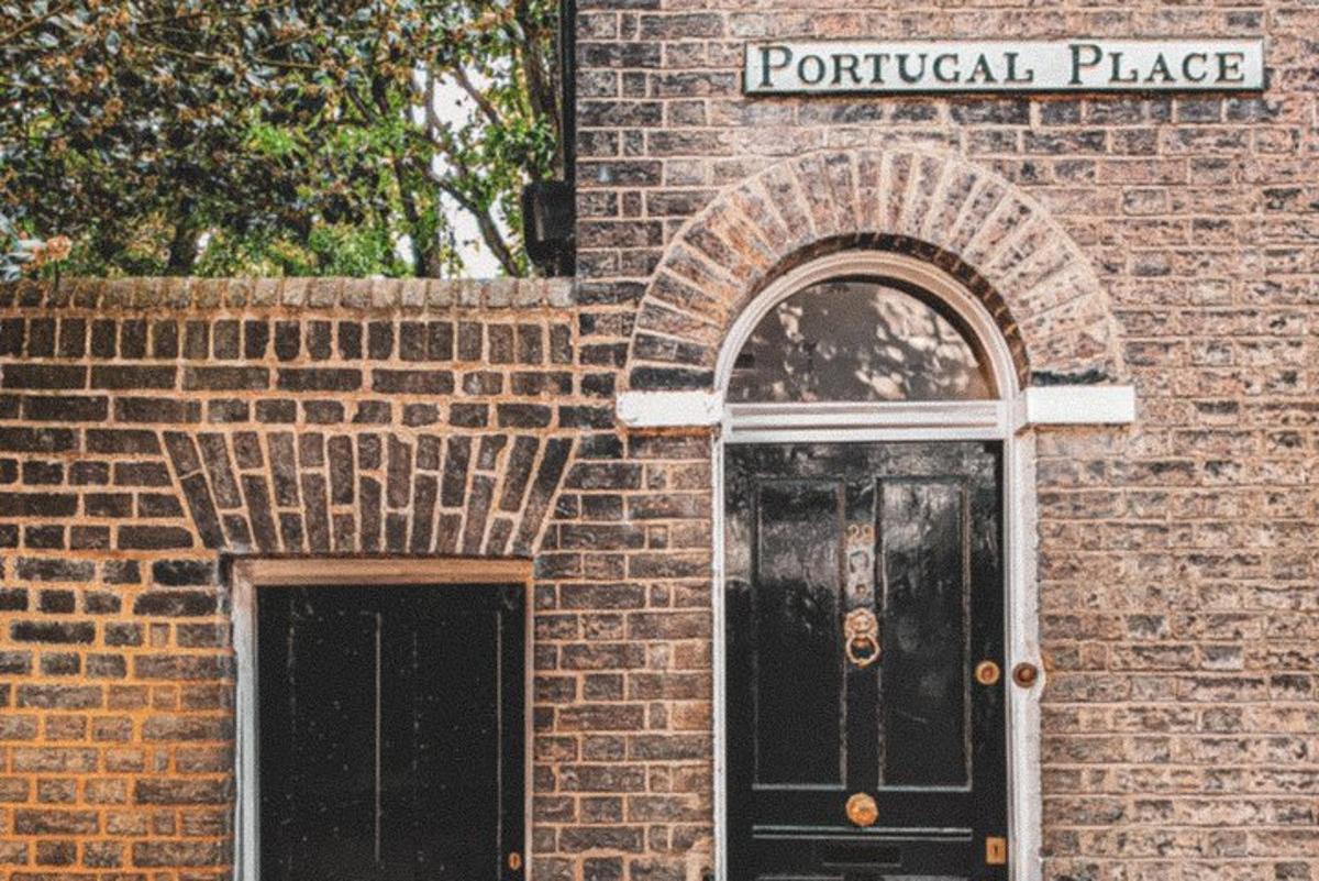 um prédio de tijolos com uma porta e uma placa