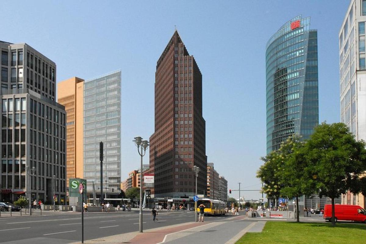 vysoká budova ve městě s vysokými budovami