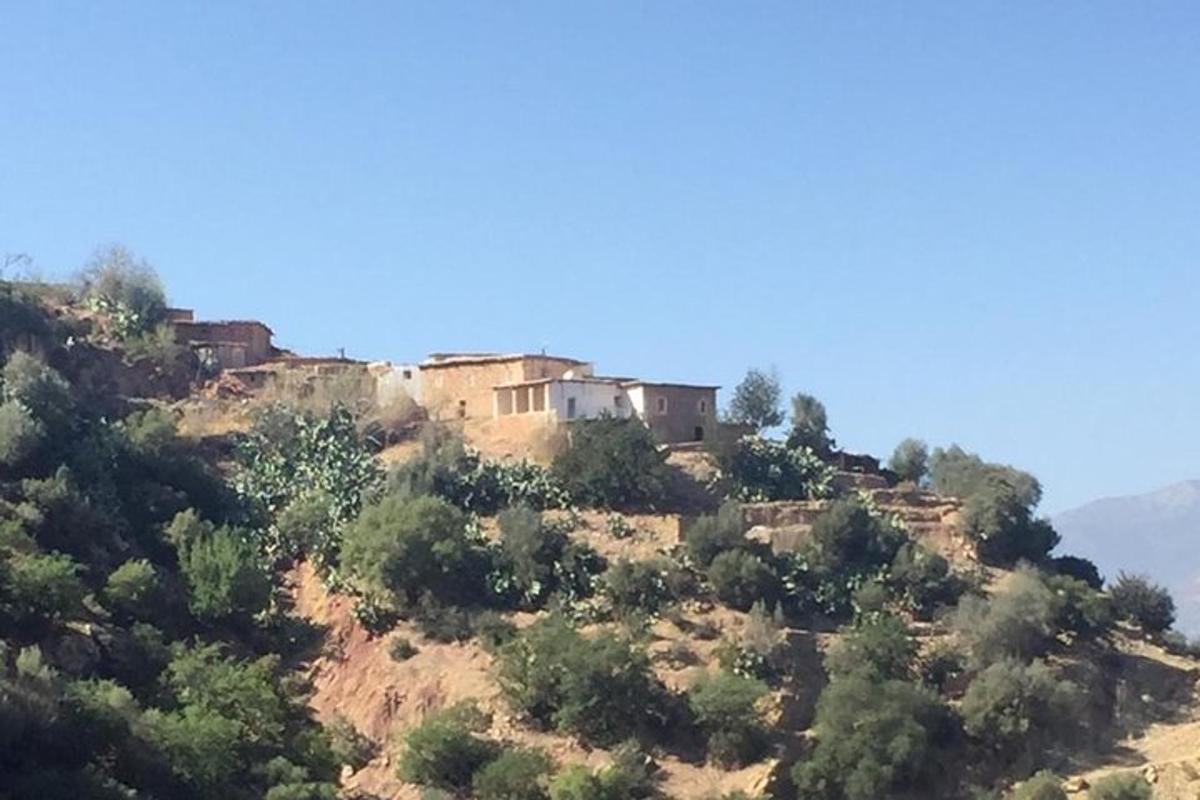 ένα χωριό στην κορυφή ενός λόφου με δέντρα