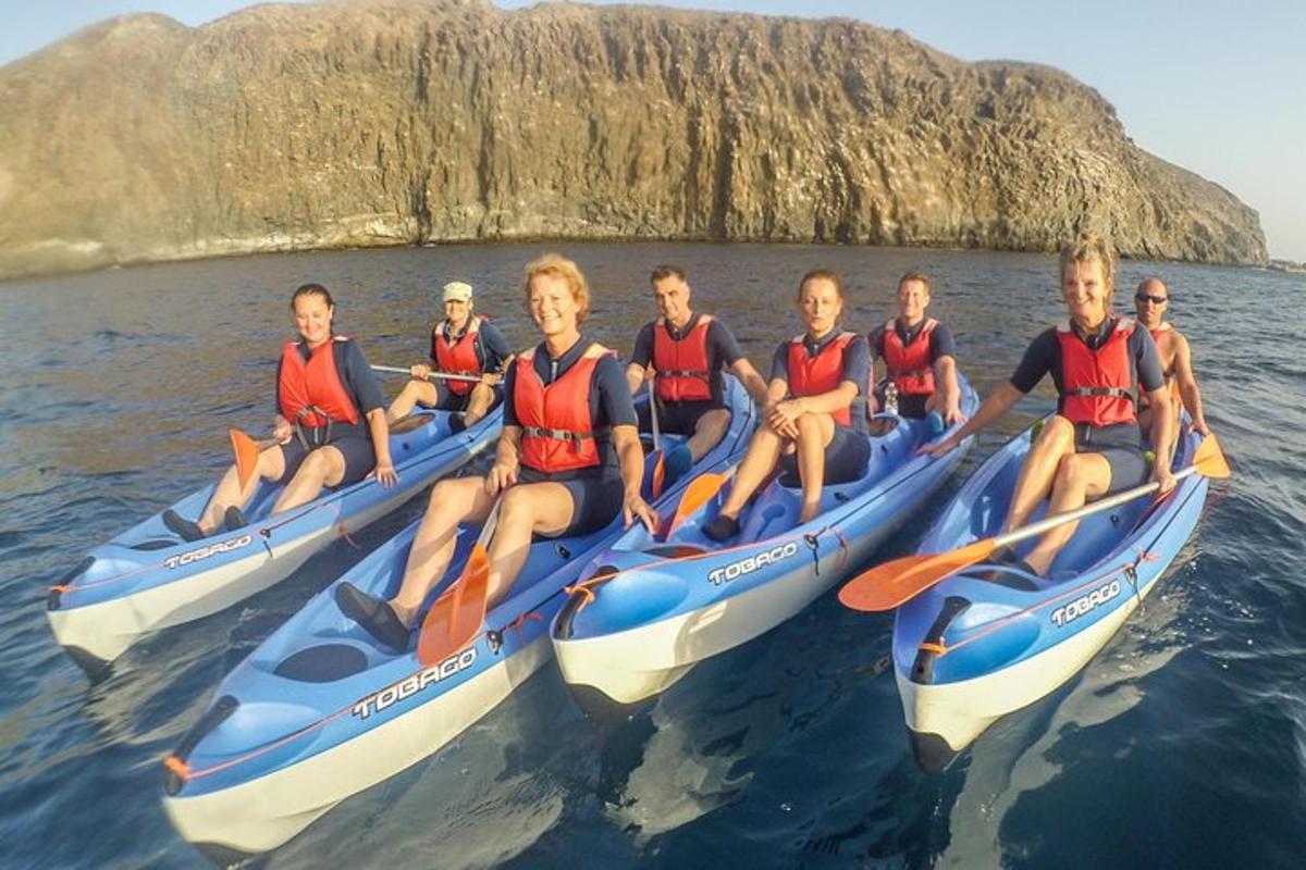 một nhóm người đang ngồi trên thuyền kayak dưới nước