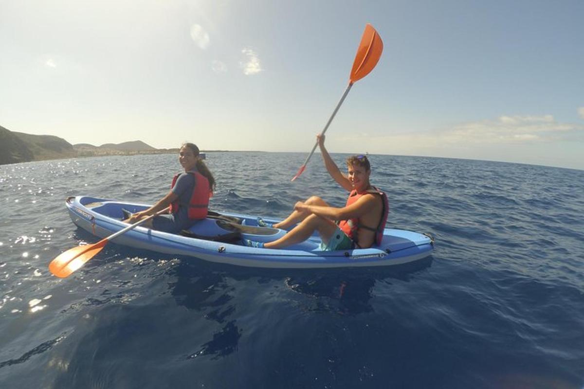 dalawang tao na nakaupo sa isang kayak sa tubig
