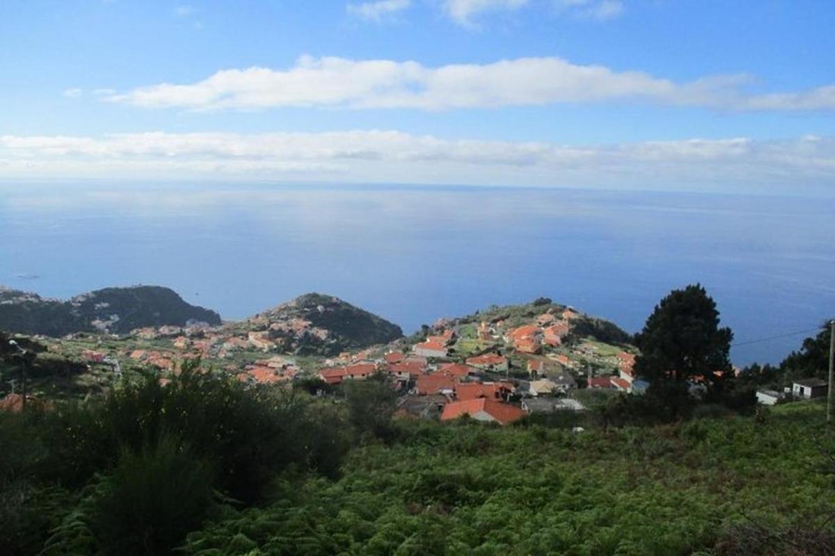 μια πόλη στην κορυφή ενός λόφου στον ωκεανό