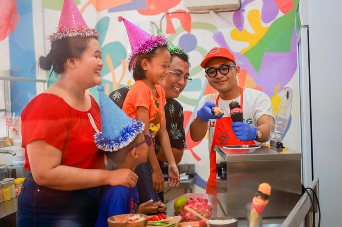 un groupe de personnes portant des chapeaux de fête dans une cuisine