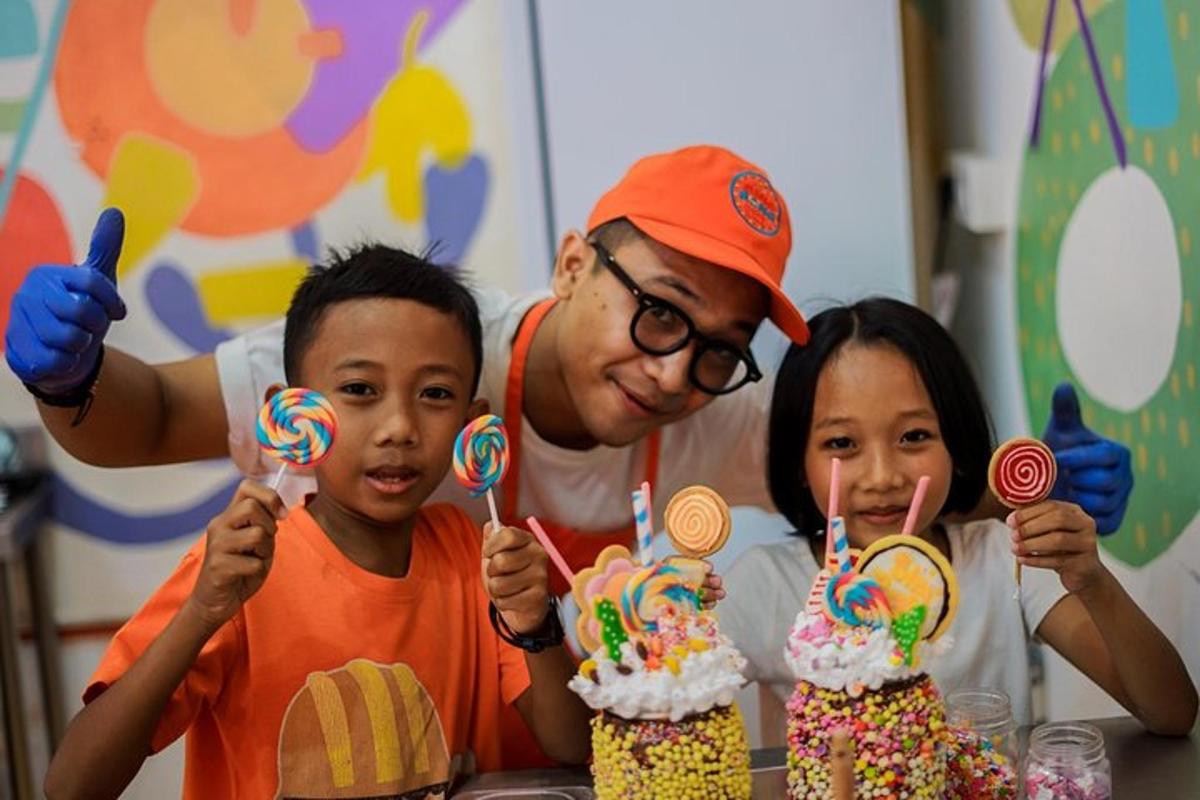 un homme et deux enfants avec des sucettes sur des gâteaux