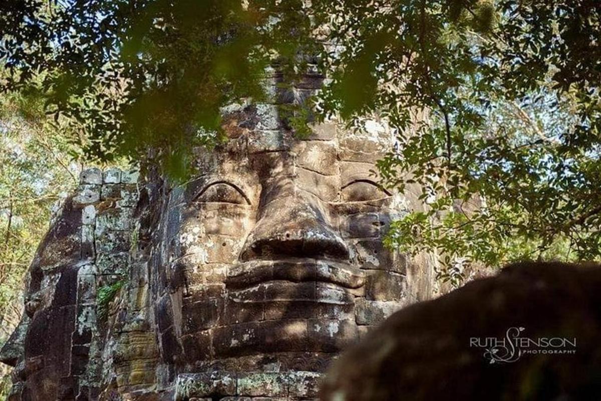 una grande faccia di pietra sul lato di un edificio