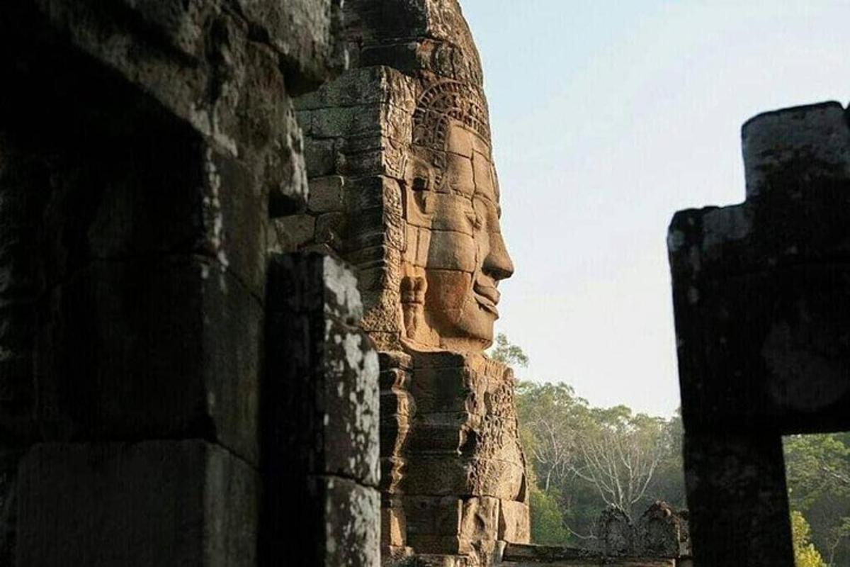 una statua di una testa sul lato di un edificio