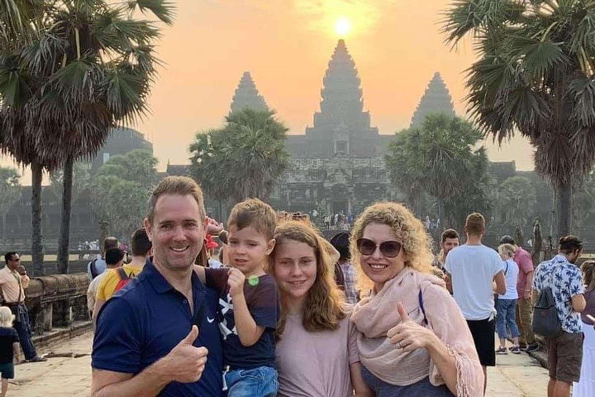una famiglia in posa per una foto davanti a un tempio