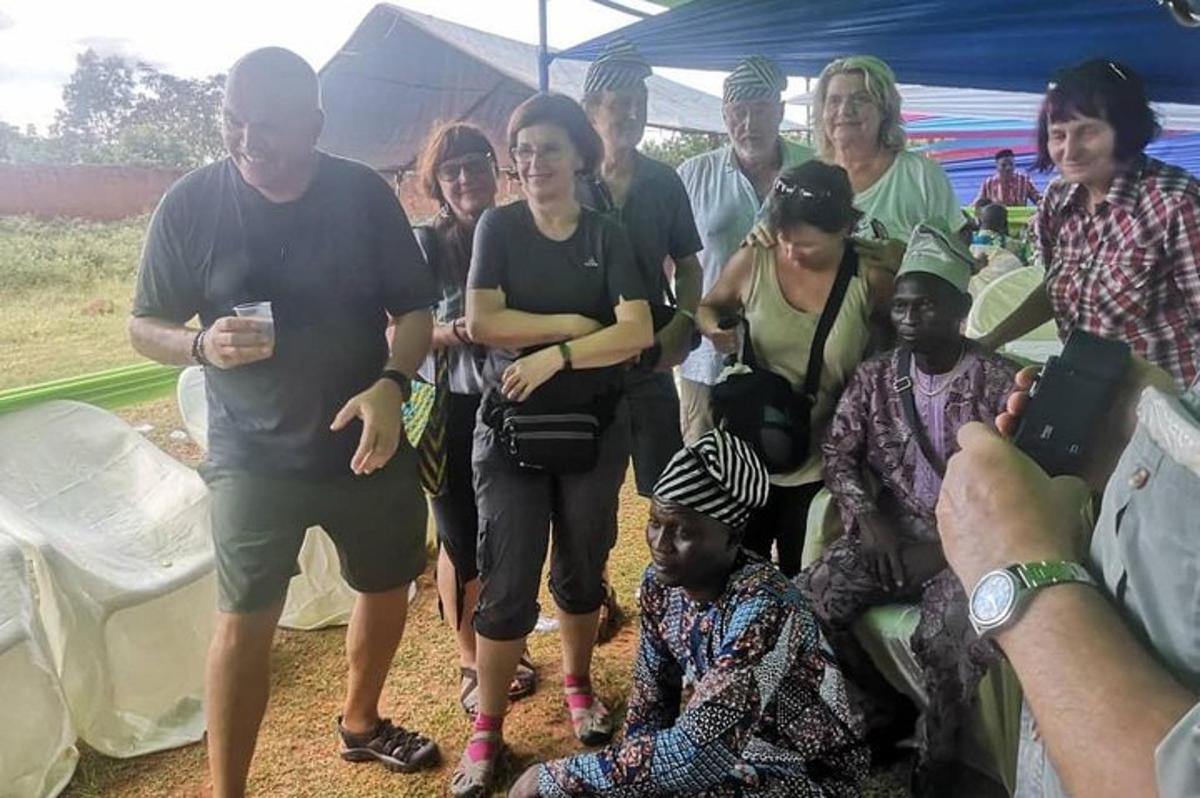 sekelompok orang berpose untuk foto
