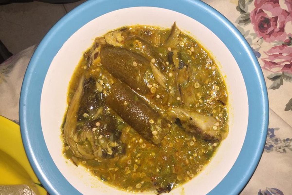 semangkuk makanan di piring biru dan putih