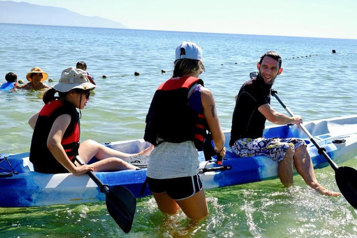 un grupo de personas en el agua en un barco