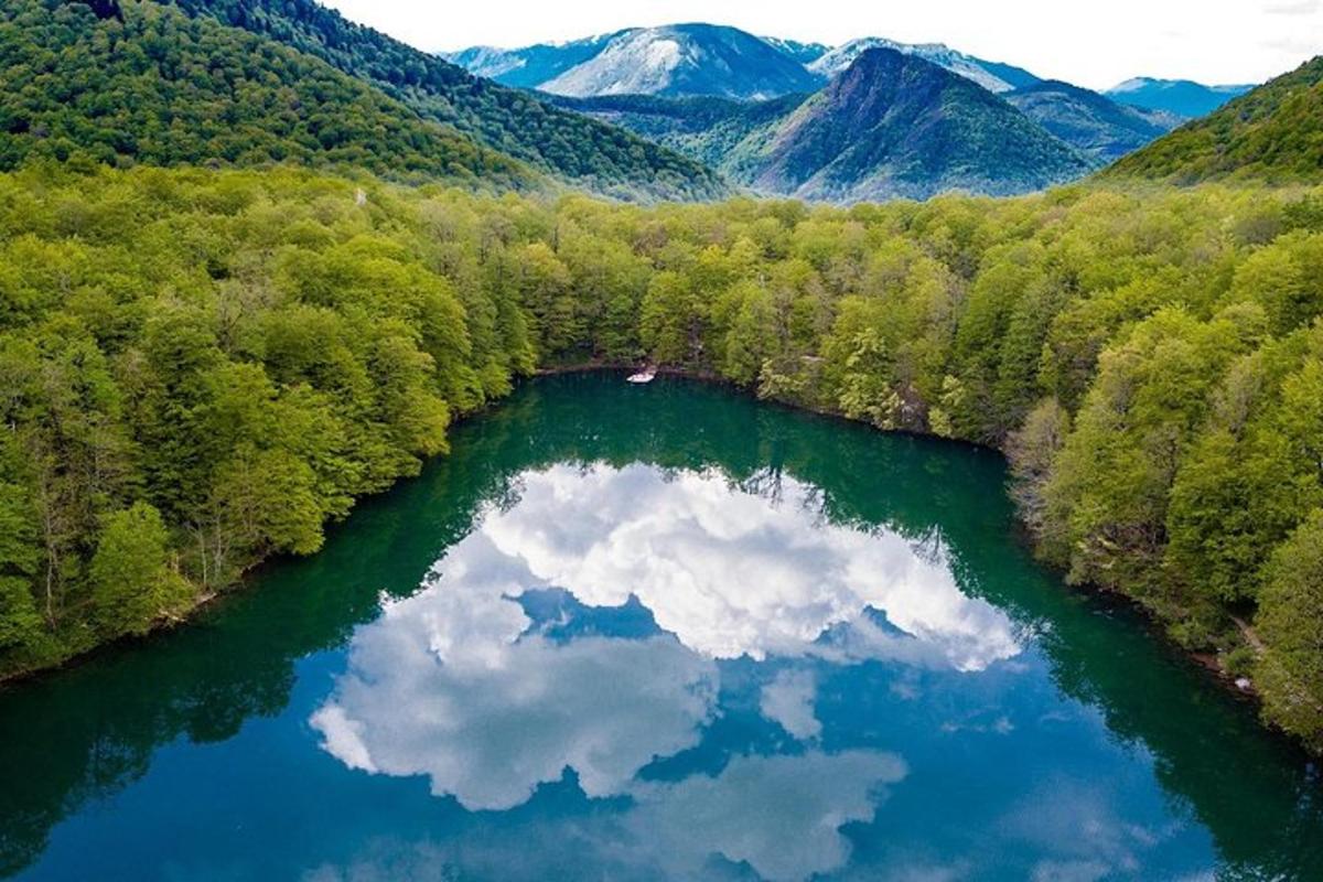 Letecký pohled na řeku s odrazem ve vodě
