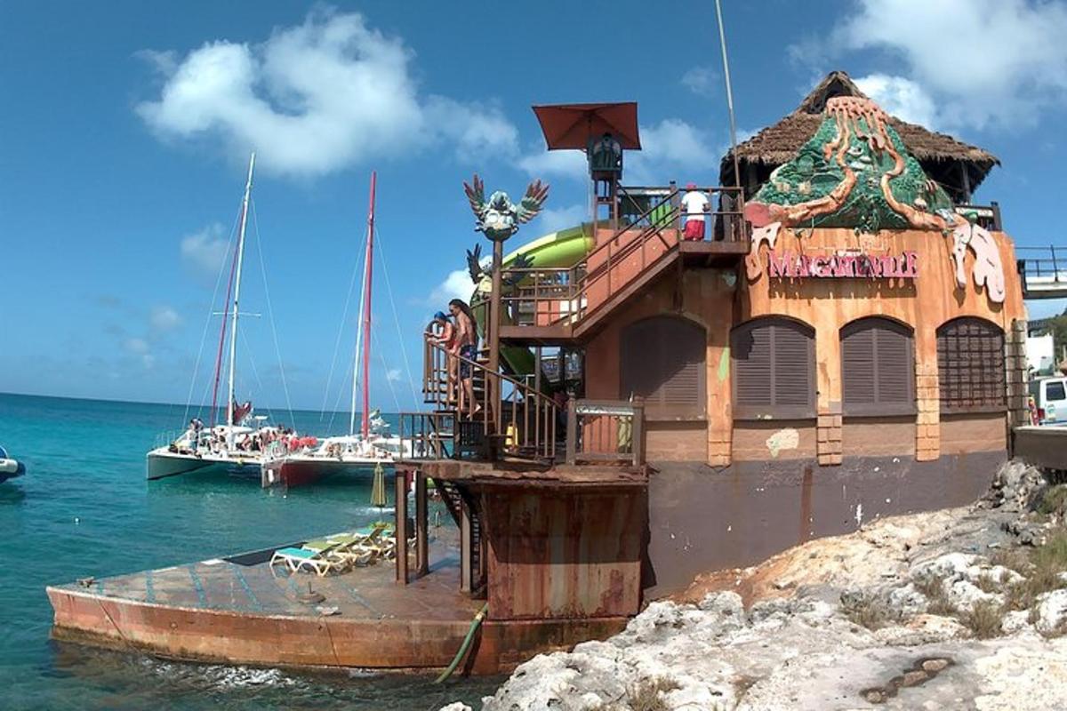 um edifício na água com barcos na água