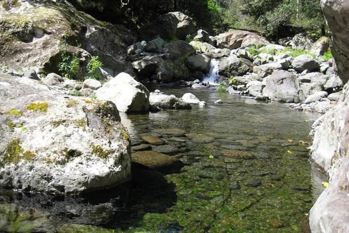 prúd vody so skalami a vodopádom