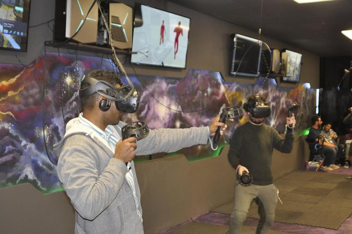 dva muži s brýlemi pro virtuální realitu v místnosti