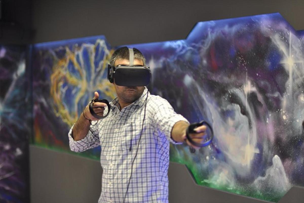 muž s headsetem pro virtuální realitu