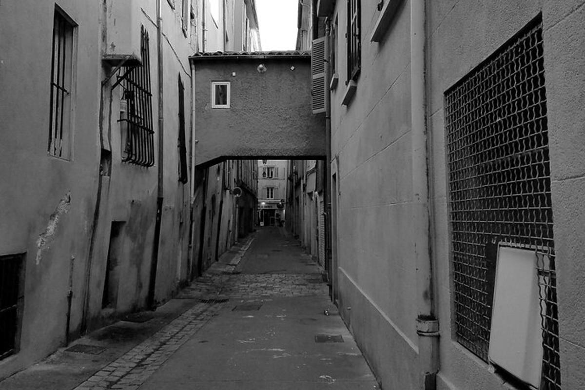 um beco com um beco entre dois edifícios