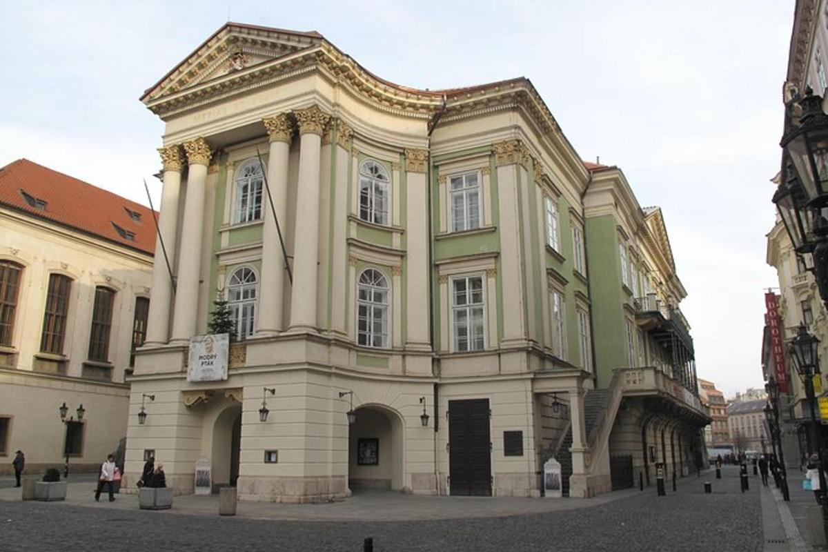 un grande edificio in mezzo a una strada