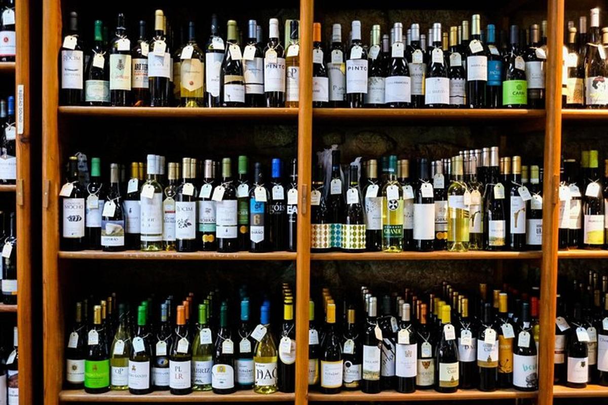 uma prateleira cheia de muitas garrafas de vinho