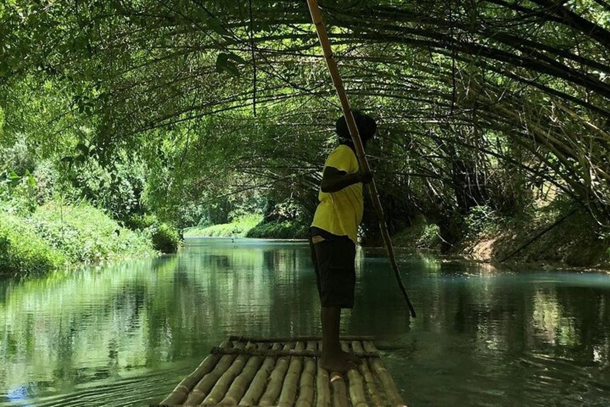 un uomo in piedi sotto un ponte sopra un fiume