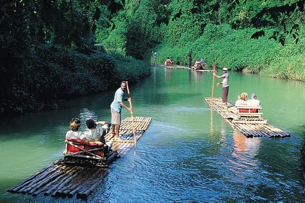 un gruppo di persone su zattere in un fiume
