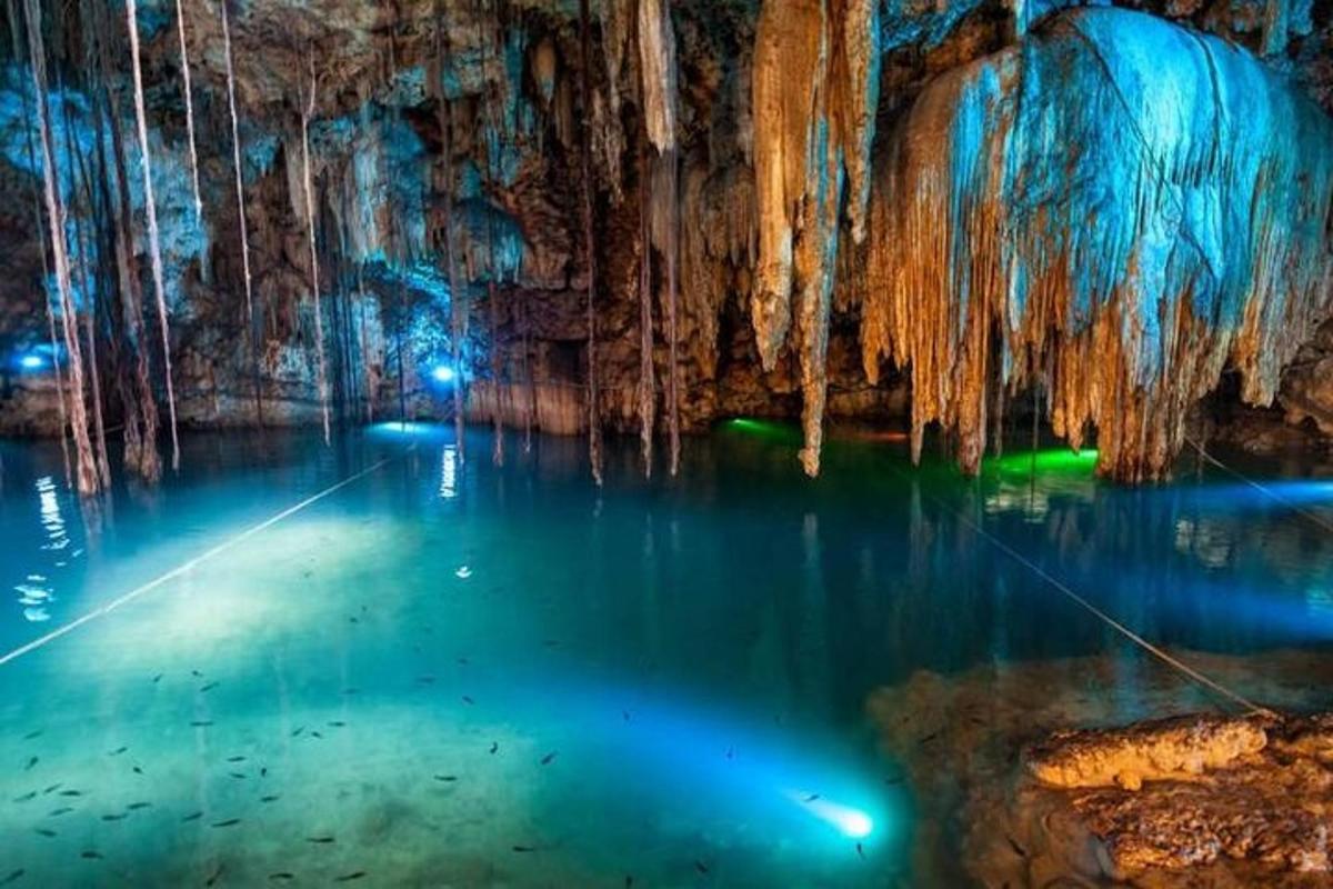 una pozza d'acqua in una grotta con ghiaccio