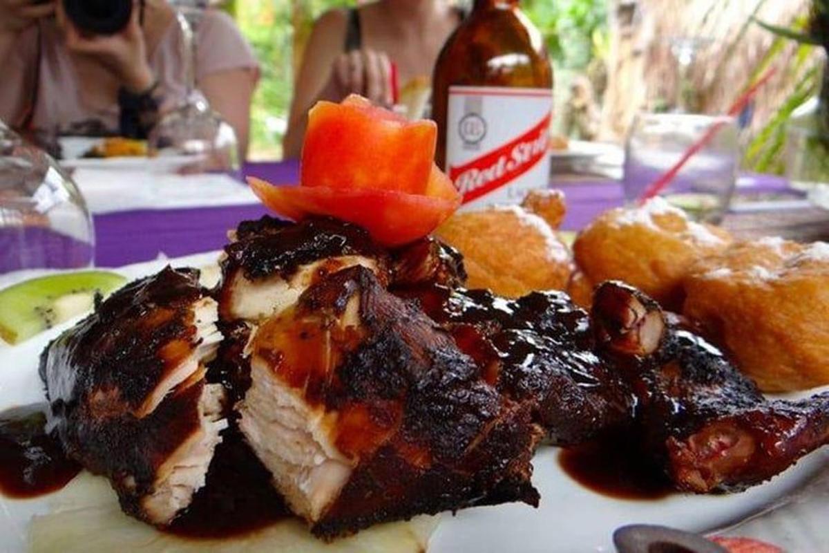 krožnik hrane z mesom in sadjem na mizi